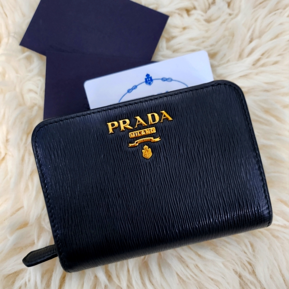 Prada Black Red Saffiano Leather coin Wallet Excellent condition!